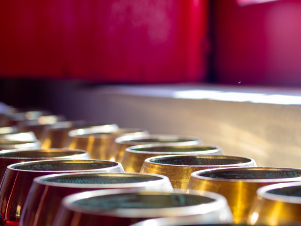 泰国素可泰Thungsaliam寺的佛教金施舍钵图片下载