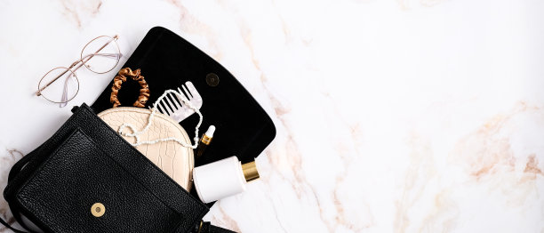 时尚女性手袋与化妆品和配件大理石桌子。平躺，顶视图，复制空间。图片下载