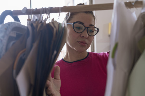 设计师在她的样品中寻找她的新设计的模具图片下载