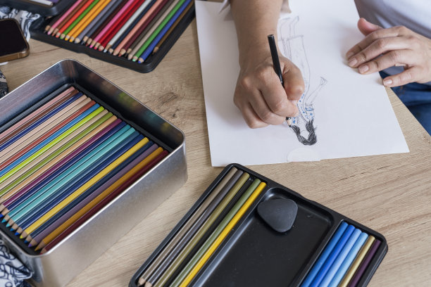 设计师用自己的颜色在纸上画出新的设计图片下载