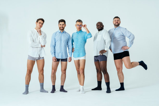 多种族男子摆姿势为男性版身体正面美集。不同年龄，穿着平角内裤和衬衫的人图片下载