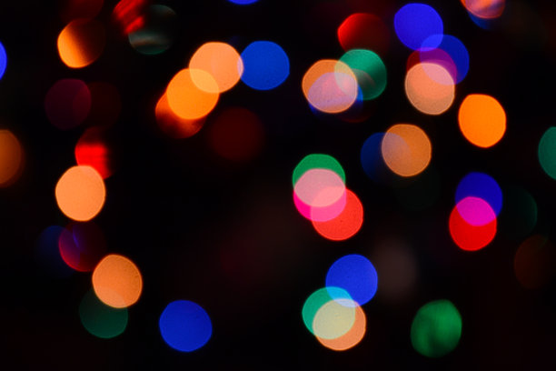 散景灯。节日的背景。花环。散焦眨眼。圣诞节或新年的壁纸。图片下载