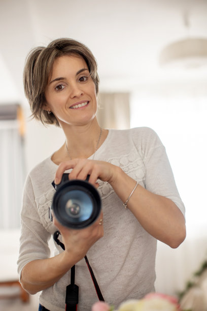 有魅力的年轻女子在给自己拍照图片下载