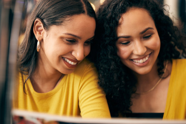 两个年轻女人晚上出去玩的照片图片下载