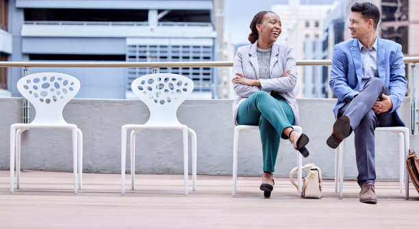 两个商人在工作中排队图片下载