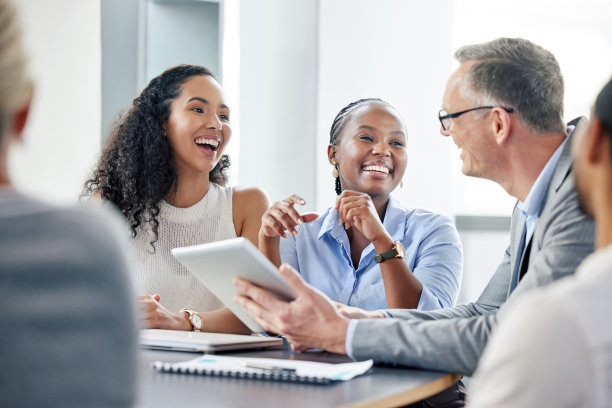 一群商务人士在办公室里一起使用数码平板电脑的照片图片下载