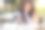 这张照片拍摄的是一名年轻的女学生在咖啡馆学习时使用手机图片下载