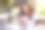这张照片拍摄的是一名年轻的女学生在咖啡馆学习时使用手机图片下载