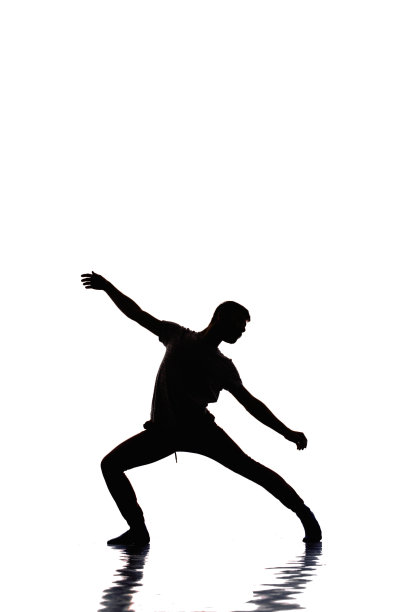 一个男人在白色背景的演播室里跳舞图片下载