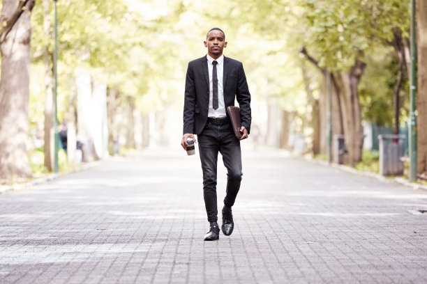 一个英俊的年轻商人在早晨上班途中的全身肖像图片下载
