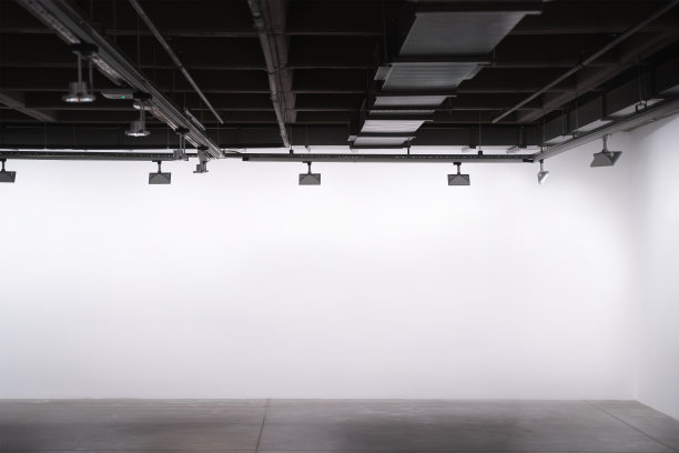 带有灯光和白色空墙的工业内饰图片下载