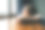 年轻无聊的千禧一代女人独自在家看着窗户。疲惫或情感枯竭的概念图片下载