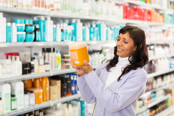 女性在化妆品店寻找发膜图片下载