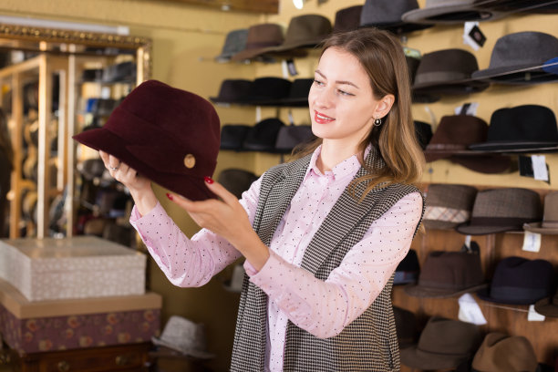 在商店挑选帽子的女人图片下载