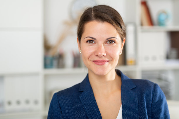 年轻微笑的女商人在现代办公室的肖像图片下载