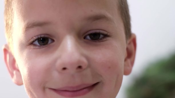 近看，一个5岁孩子的笑脸图片下载