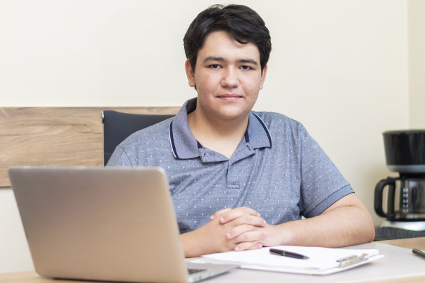 办公室里的男孩图片下载