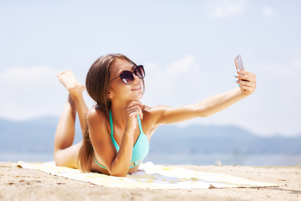 在海滩上自拍的女孩图片下载