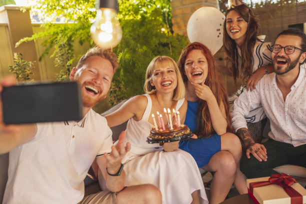 人们在生日聚会上自拍图片下载