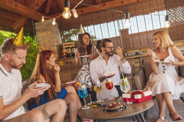 朋友们在聚会上吃生日蛋糕图片下载