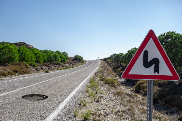 路上有坑坑洼洼图片下载