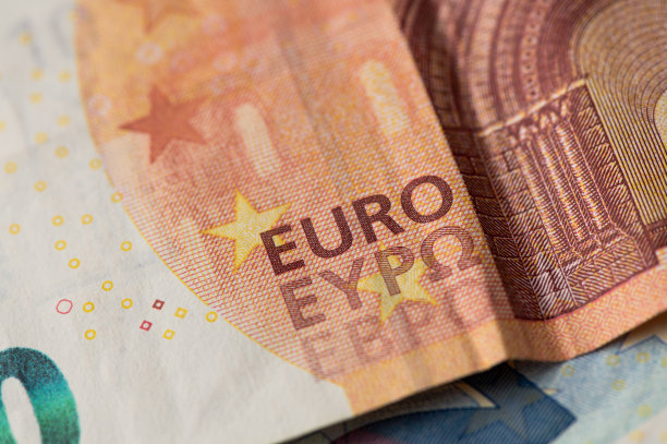 欧元纸币。桌上摆满了钞票图片下载