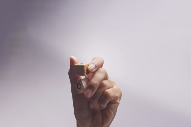 手握xo木块。图片下载