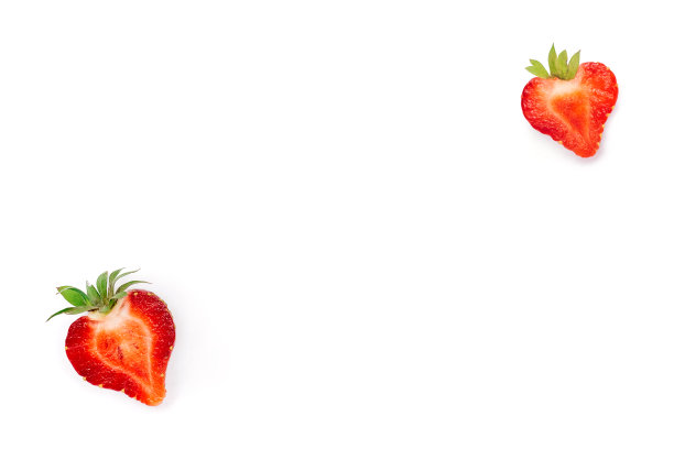 两个新鲜的心形草莓，切成两半，放在白色的背景上。情人节的概念。创意极简平铺，复制空间。图片下载