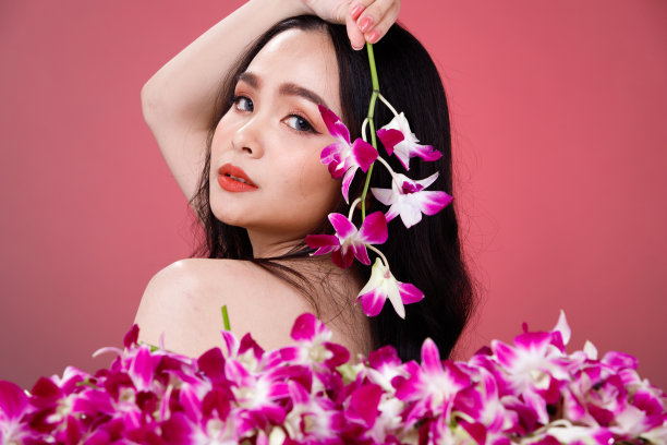 时尚20年代亚洲女性美丽的黑发表达感觉感性的快乐图片下载