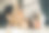 客厅内部有大扶手椅和装饰木盒子在阳光下。图片下载
