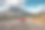 在班夫国家公园的秋天森林里，驾车行驶在岩石山脉的道路上图片下载