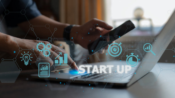 启动概念与图标的业务和网络连接的现代虚拟接口从笔记本电脑。这个人把手指放在了笔记本电脑上。图片下载