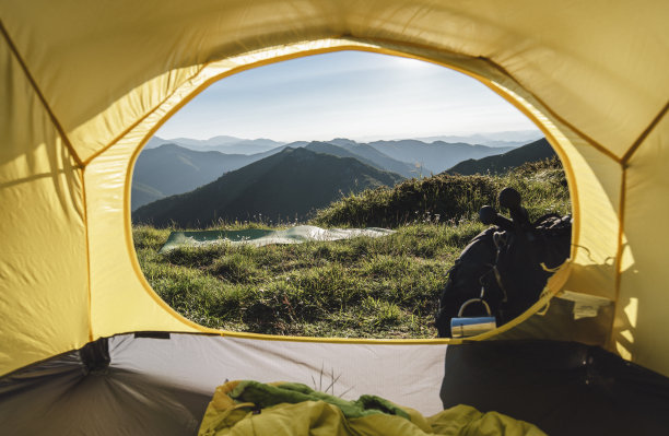 在山上露营。图片下载