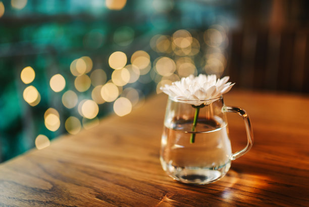 鲜花装饰的咖啡桌图片下载