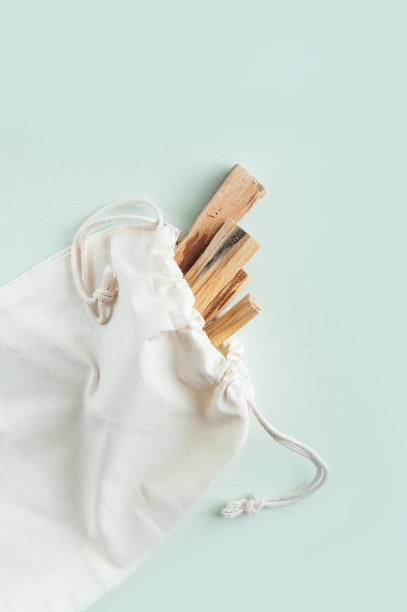 帕洛桑托酒吧在生态袋特写和复制空间。用神圣的ibiocai进行仪式净化，冥想，用熏香和蜡烛进行芳香疗法。图片下载