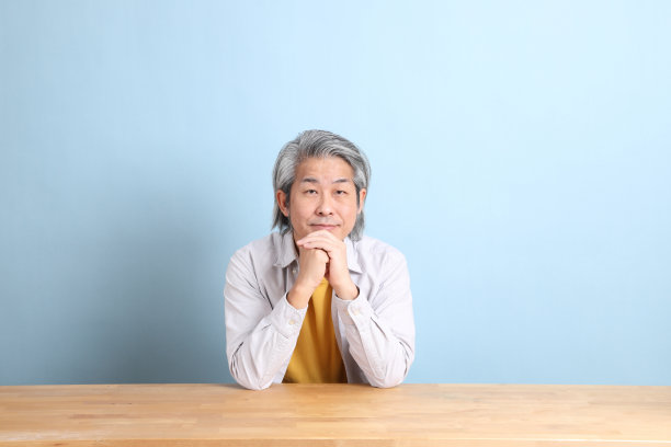 在办公桌旁图片下载