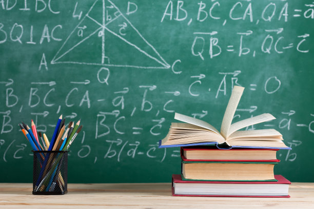 教育理念——讲堂课桌上摆放书籍图片下载