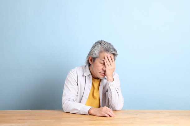 在办公桌旁图片下载