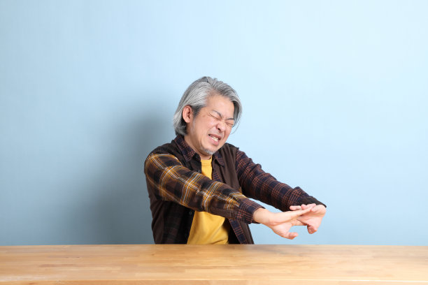 在桌子上工作图片下载