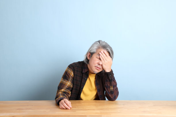 在桌子上工作图片下载