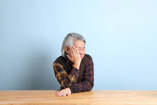 在桌子上工作图片下载