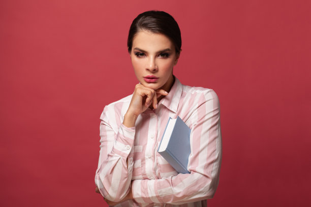 一个深色头发的女人，红色背景的书图片下载