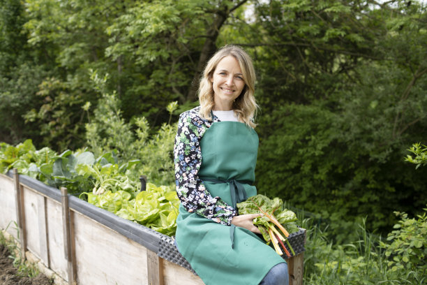 一名妇女在自己的花园里收割黄金图片下载