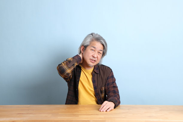 在桌子上工作图片下载