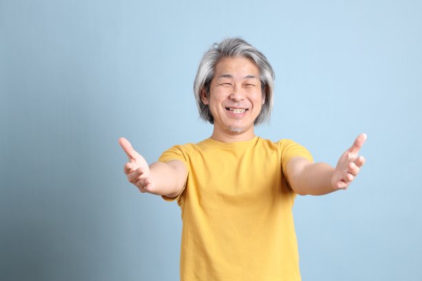 穿黄色t恤的亚洲人图片下载