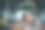 美丽的金发女商人在桌子上睡觉，在她的工作场所的电脑，在一个现代的办公室，工作到很晚，超负荷工作图片下载