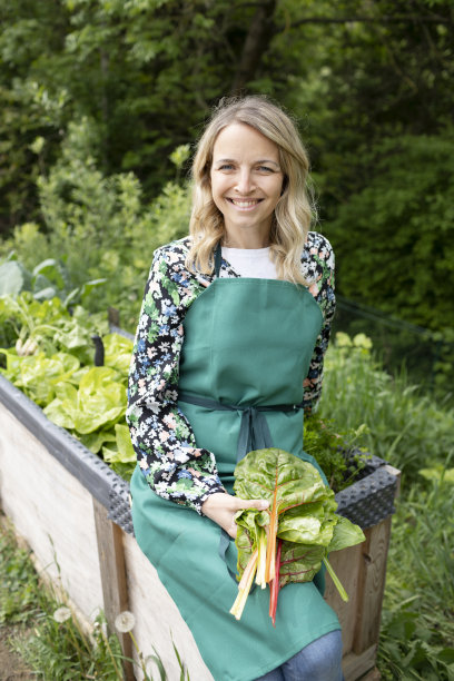 一名妇女在自己的花园里收割黄金图片下载