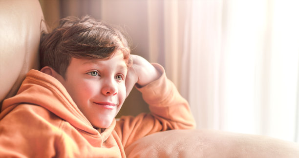 那个男孩在沙发上微笑素材图片