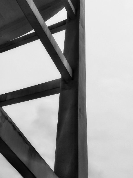 建筑混凝土柱子的黑白照片图片下载