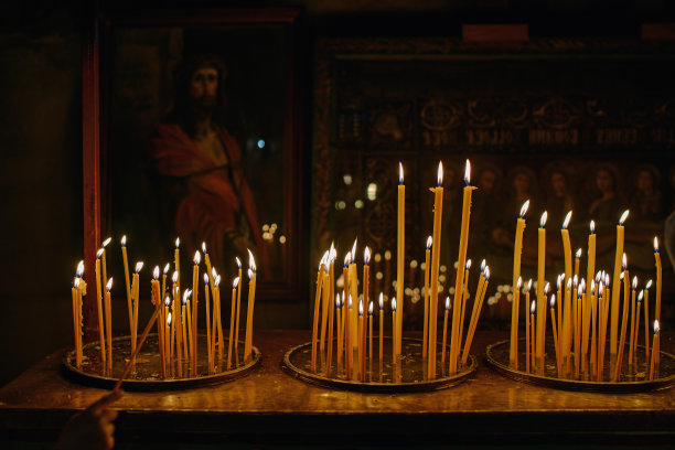 在东正教教堂的圣坛附近有很多厚厚的蜡烛图片下载